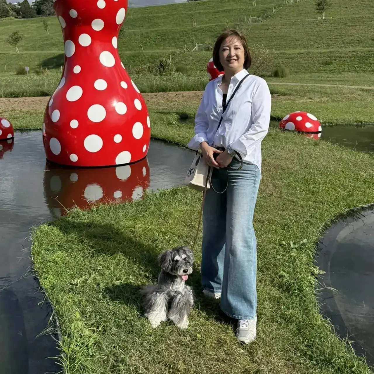 【50代のシャツ＆ブラウスコーデ6選】アウター中はこれで決まり！厚みのないトップスが大活躍