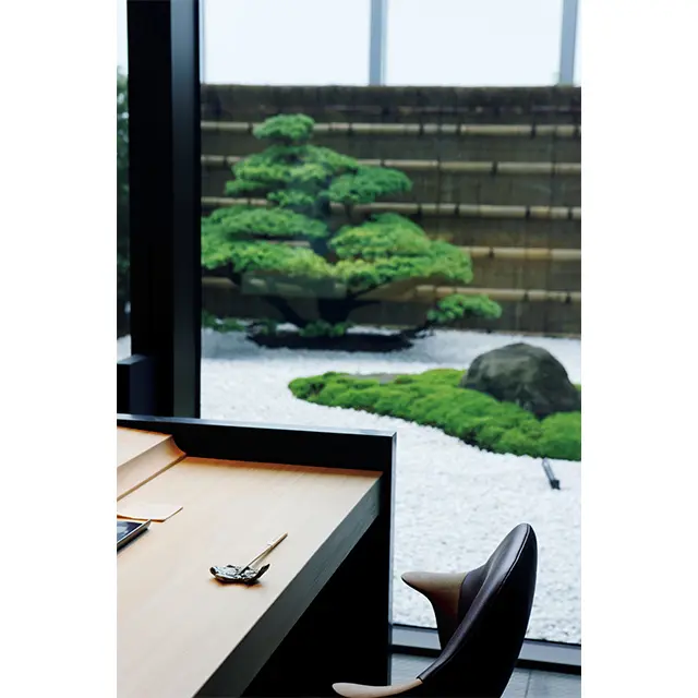 京都の由緒ある庭 園をモデルに造られた枯山 水の眺めが楽しめる。地上 40階であることを忘れそう
