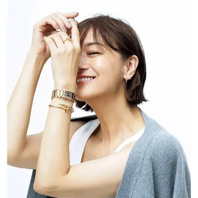 【富岡佳子 最新ファッション】クラス感を高めてくれるゴールドのジュエリー