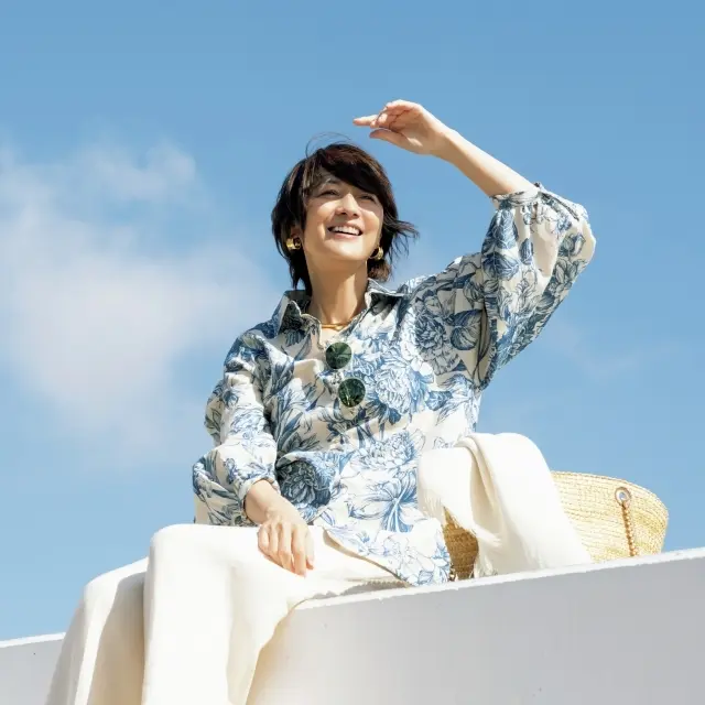 富岡佳子さんがまとう、初夏の日差しに映えるブルーのフラワーモチーフ