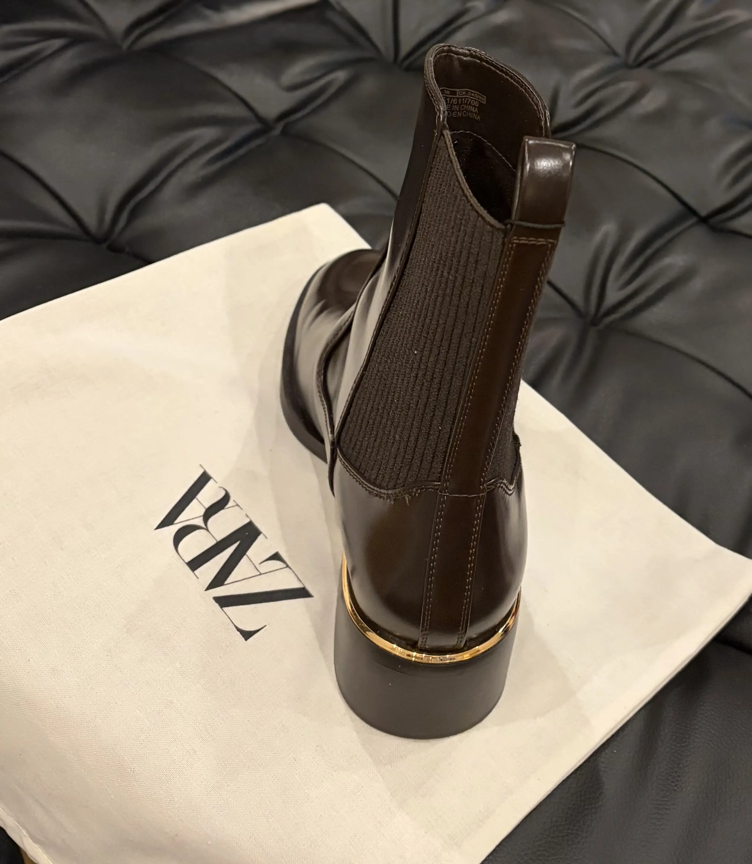 ZARAセール ザラ　ファーコート　プリーツスカート  ワンピースコーデ　ブラウンコーデ　ハーフブーツ　ZARAコーデ　ショートブーツ　モカ色　 jマダムのおしゃれ　ZARAブーツ　ZARAコート