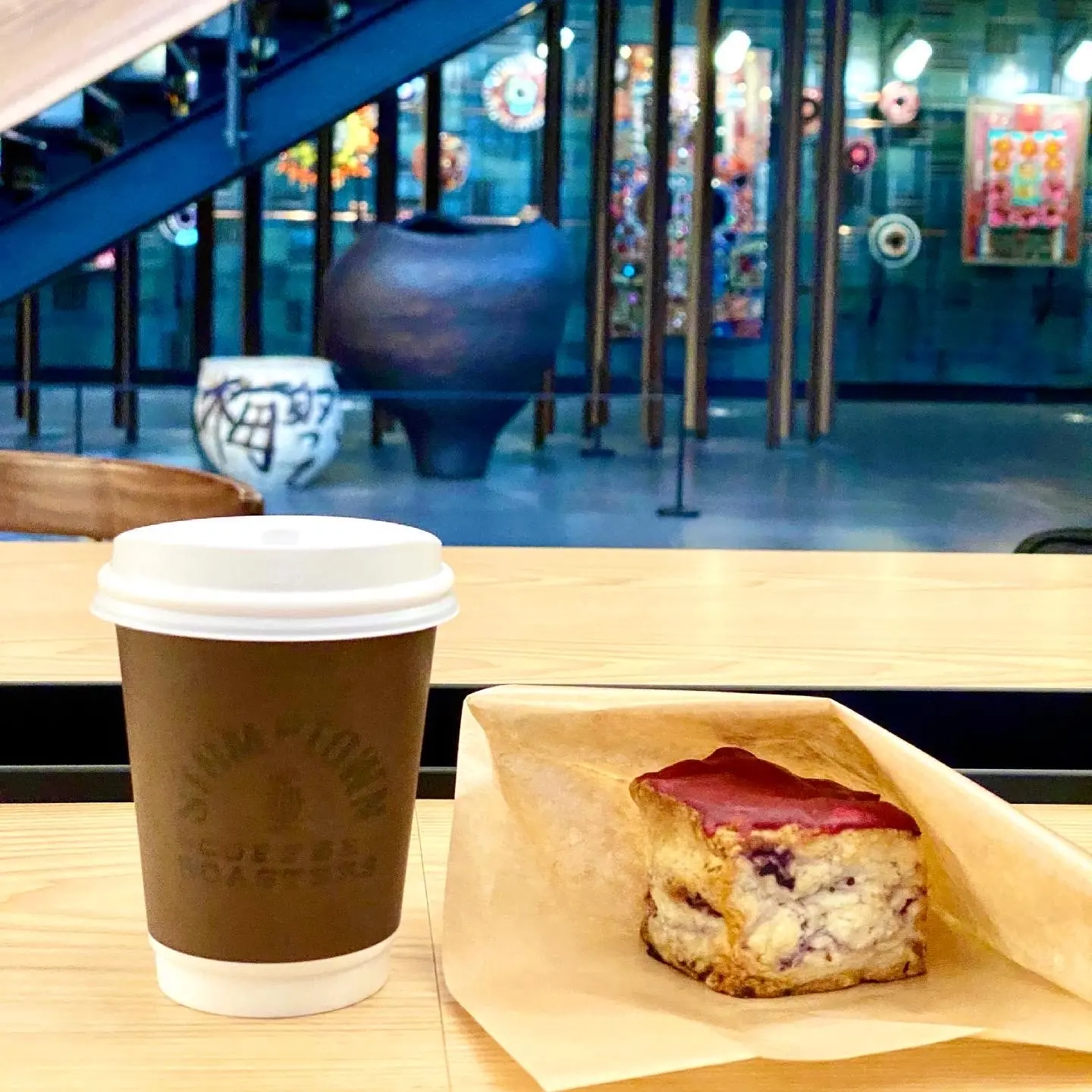 「エースホテル京都」のカフェ、Stumptown Coffeeのコーヒーとスコーン