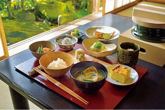 搾りたてのフルーツジュースが供されたあとで運ばれてくる朝食。炊きたてのごはんは茨城産ミルキークイーン。