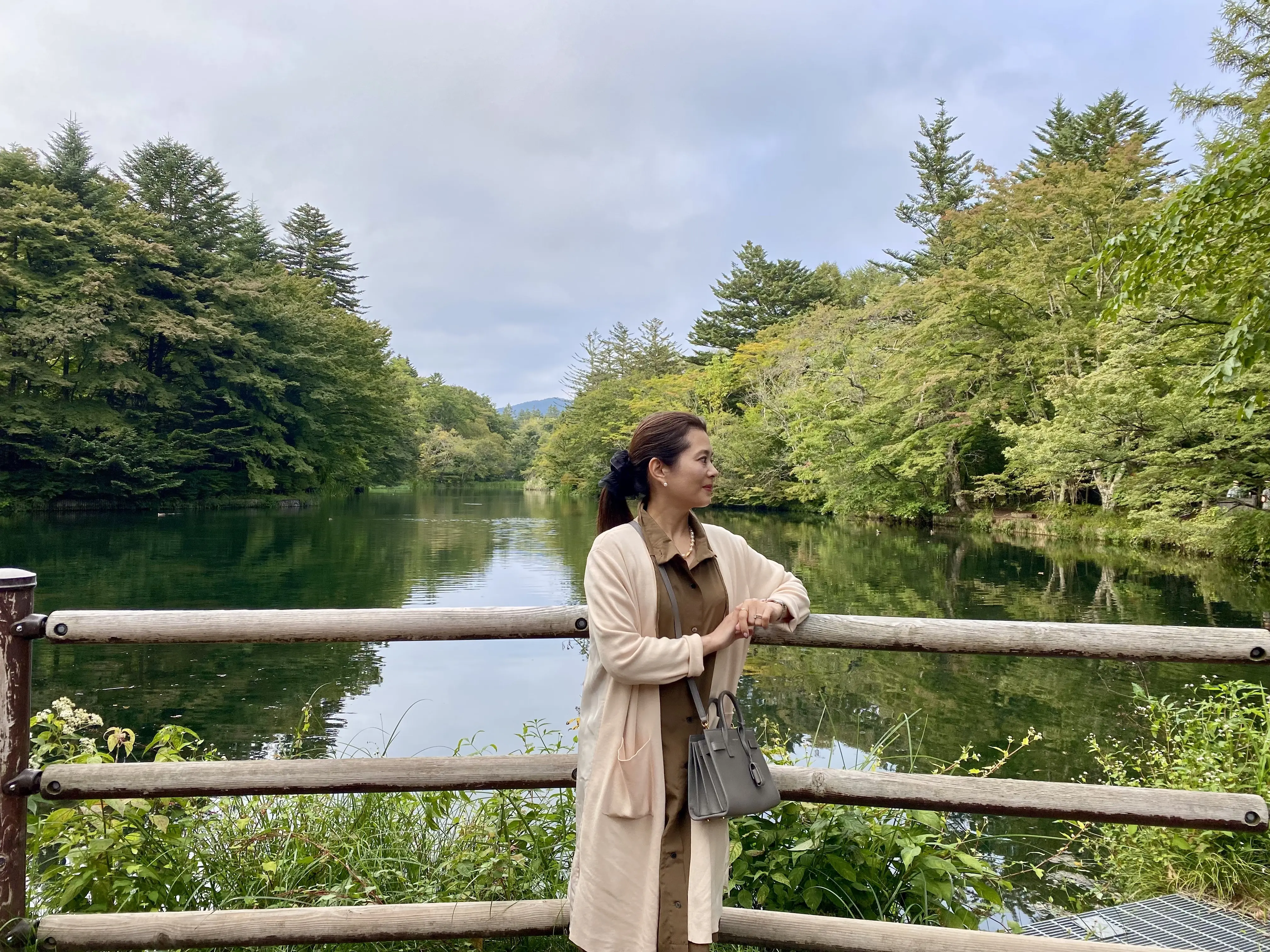 雲場池の湖畔で佇む初秋の軽井沢コーデ。自然と調和する落ち着いた配色が印象的。