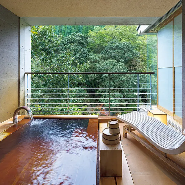 昭和初期の米倉庫を解体し、この地で石を積み上げて移築した「石蔵」の洋室の露天風呂