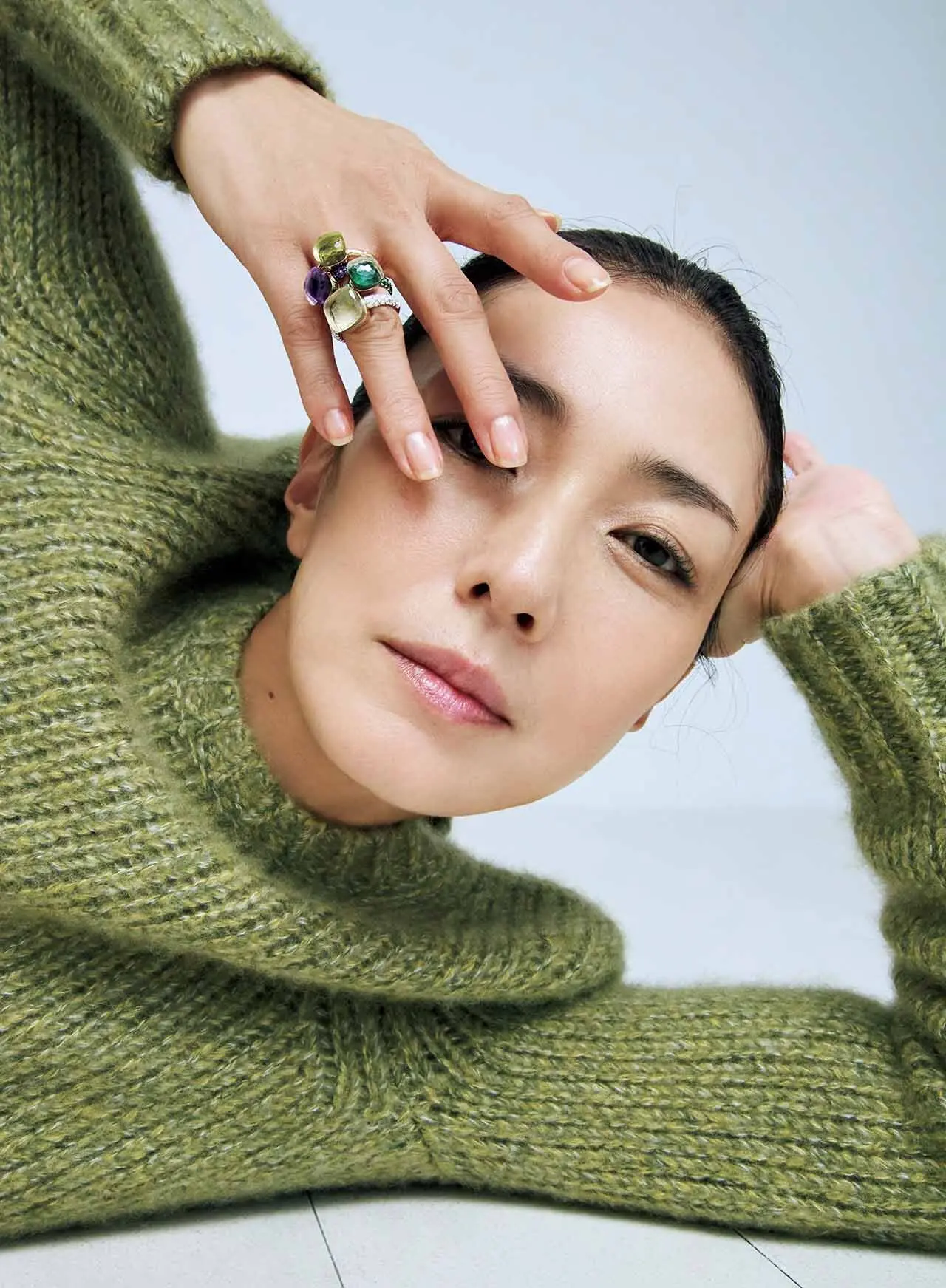 冬ニットはカラーストーンで華やぐ