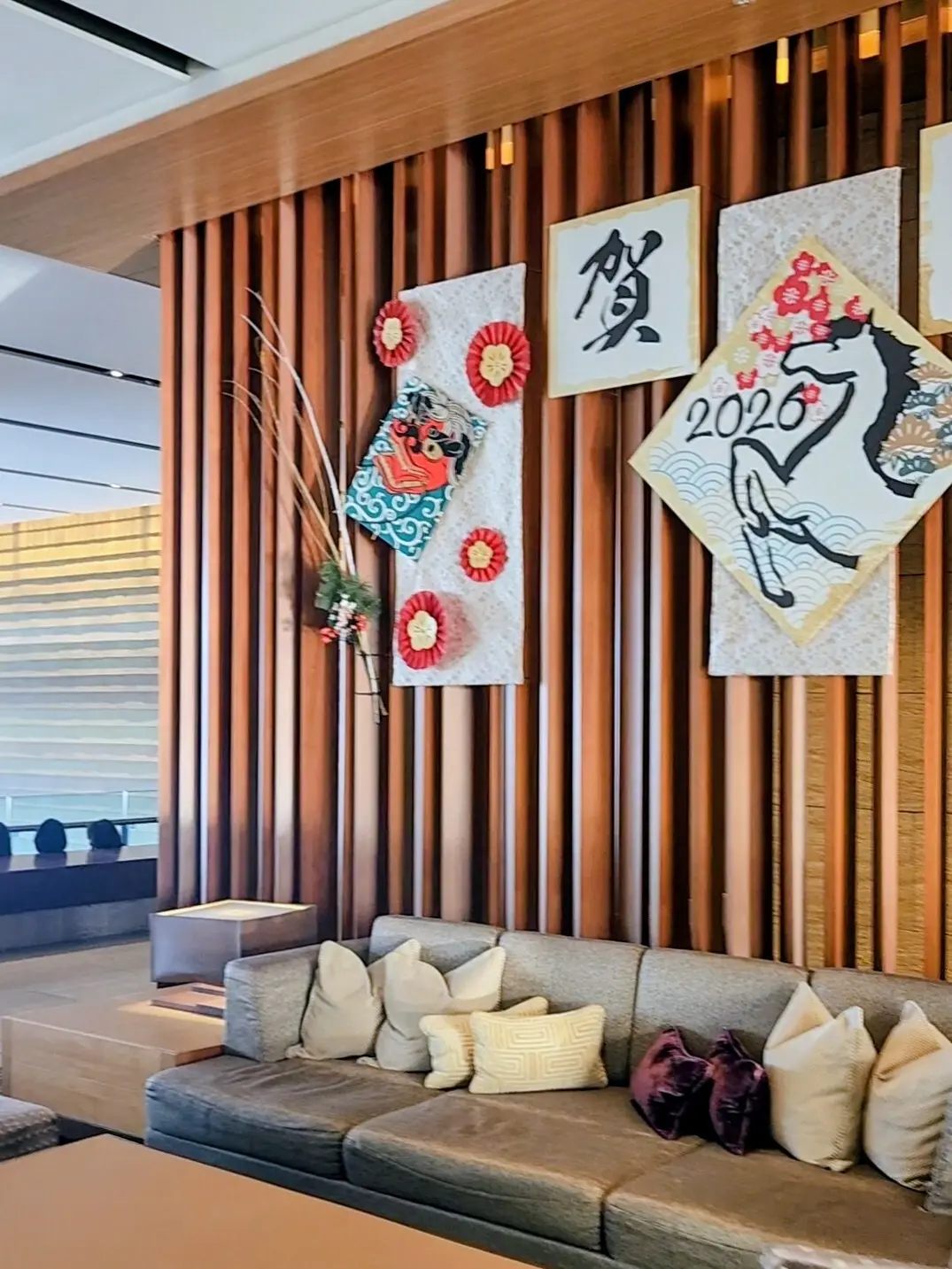 日本平ホテル、静岡旅行、ホテルラウンジ、ケーキセット、紅茶、40代ファッション、年末年始、旅コーディネート、富士山、絶景スポット、絶景ポイント