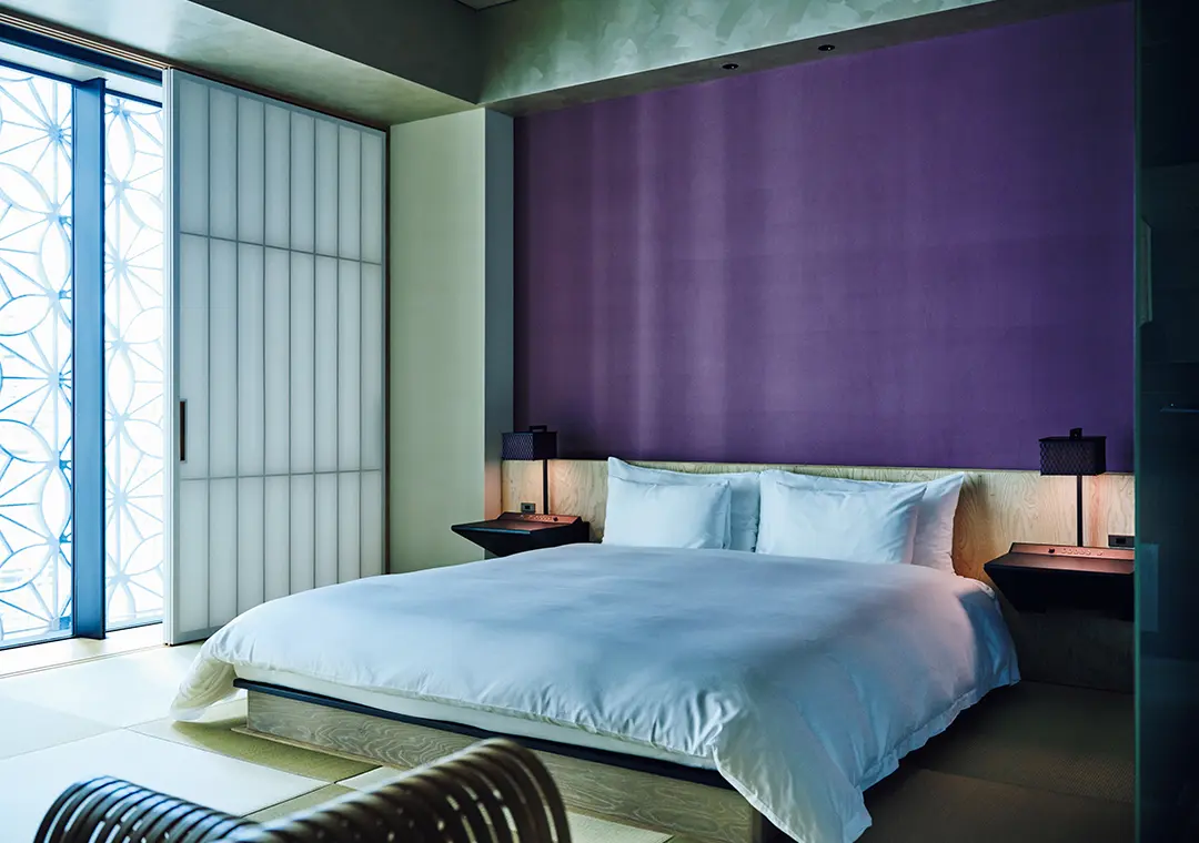 客室「百合」のベッドはゆったりとしたキングサイズ。