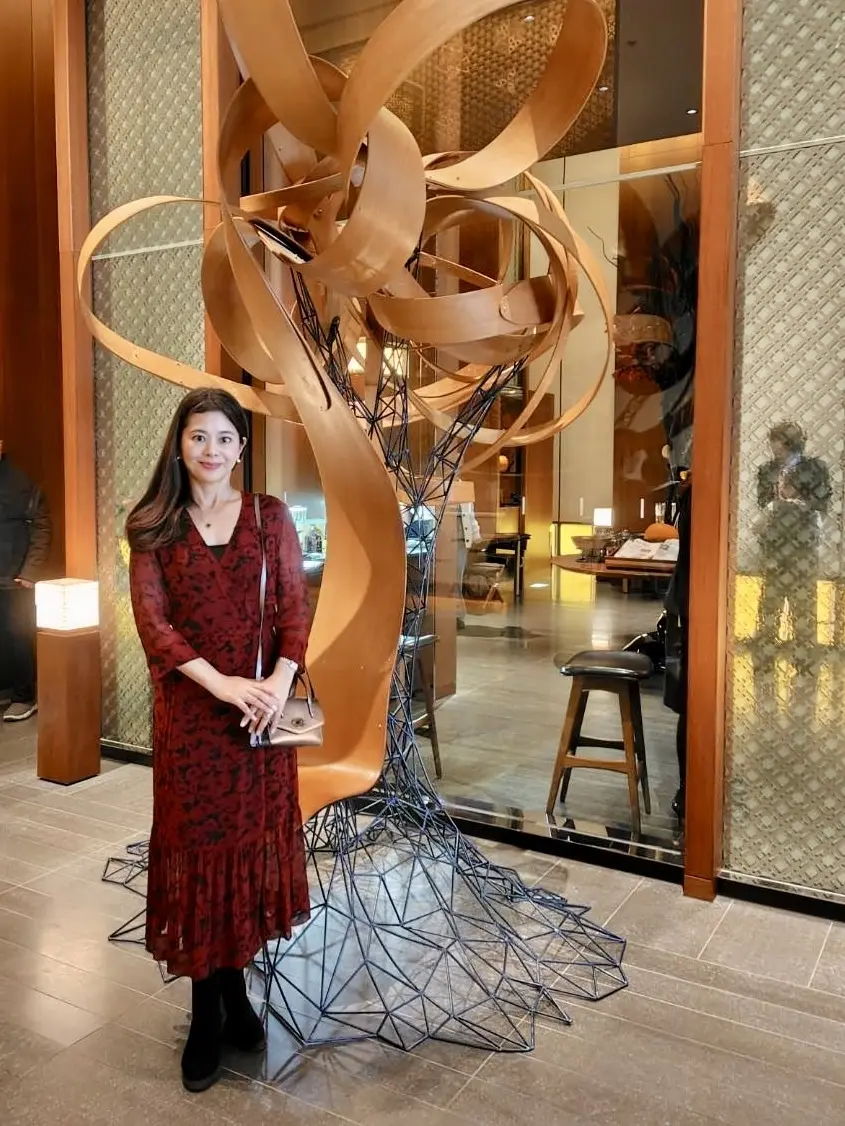 アンダーズ東京で秋のアフタヌーンティに行く時の装い|GANNI赤ワンピースとマルベリーのバッグコーデ