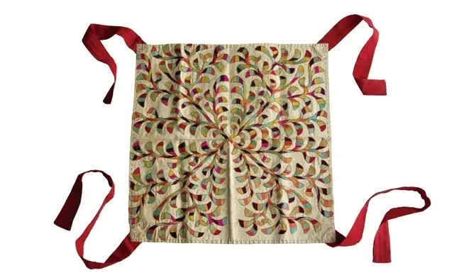 繊細な刺繡が施されたポシャギは、貴族階級の嫁入り道具