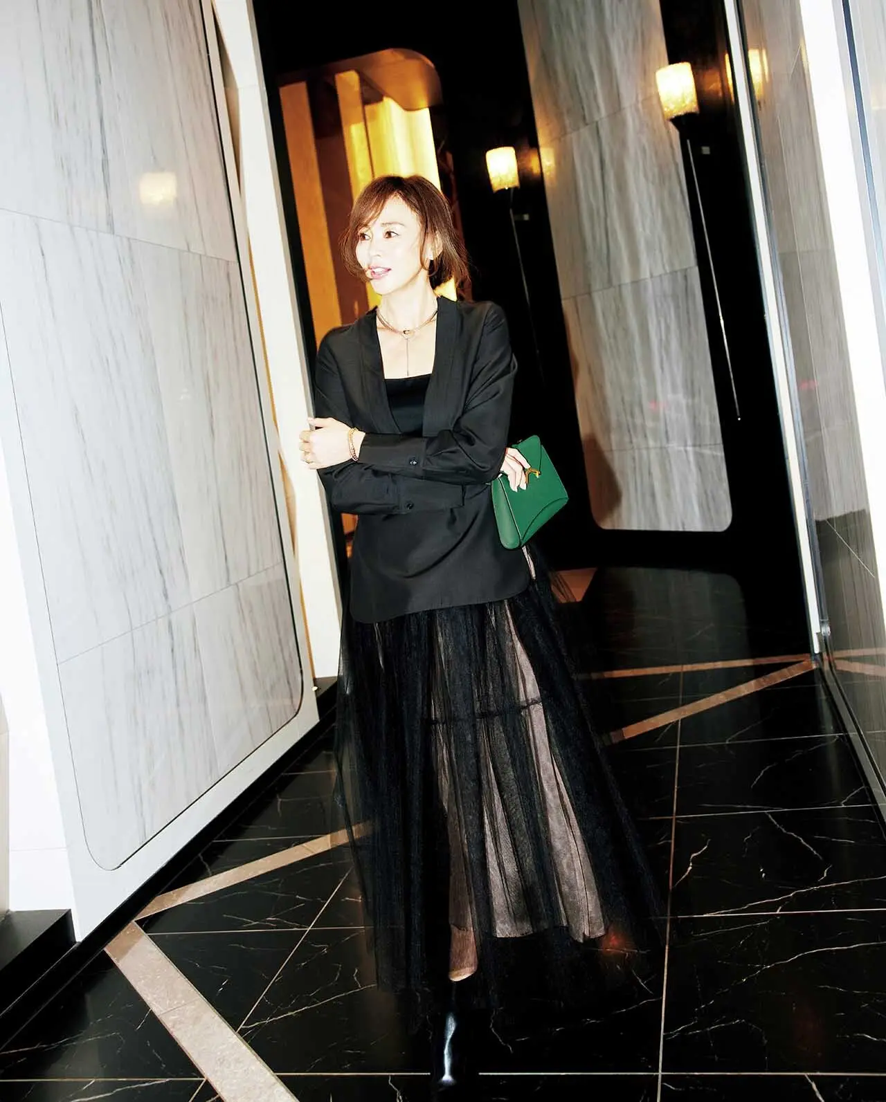 女友達は、最愛のおしゃれライバルでもある。 エッジの効いたＶあきブラウスで 〝今〟を楽しむ私をプレゼンテーション