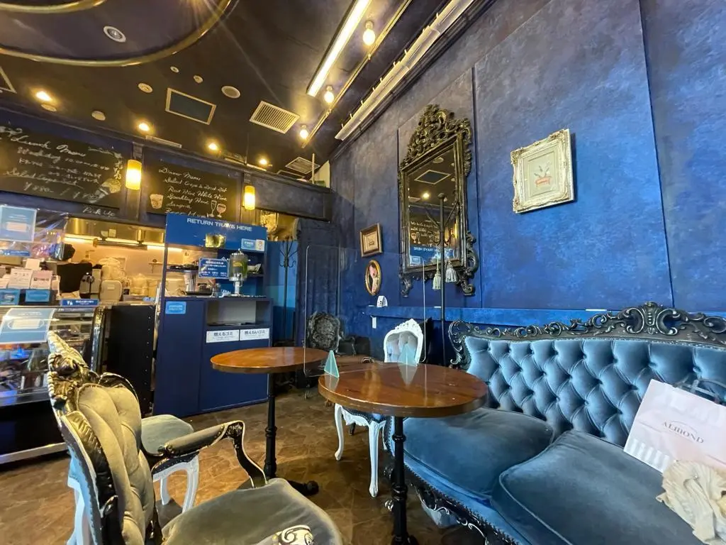 色鮮やかなブルーの壁が目印の、ヨーロピアンテイストのデコラティブな店内。