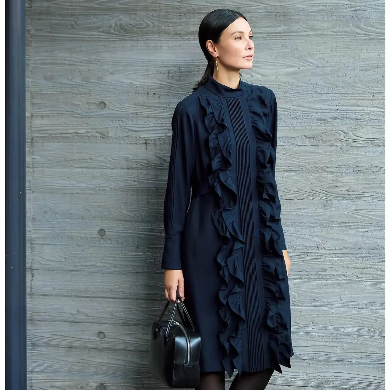 着るだけで上品なおしゃれが完成！50代が選ぶ「冬のワンピース」スタイル