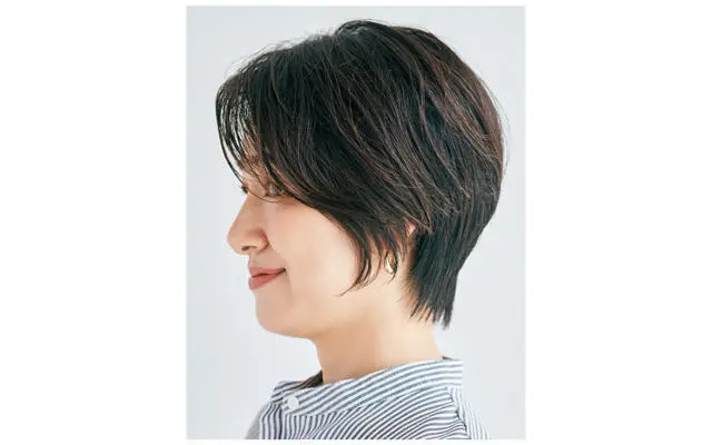 横から見た流し前髪のヘアスタイル