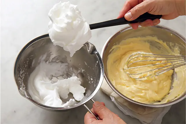メレンゲの約1/3をクリームのボウルに加え、均一になるように混ぜる。