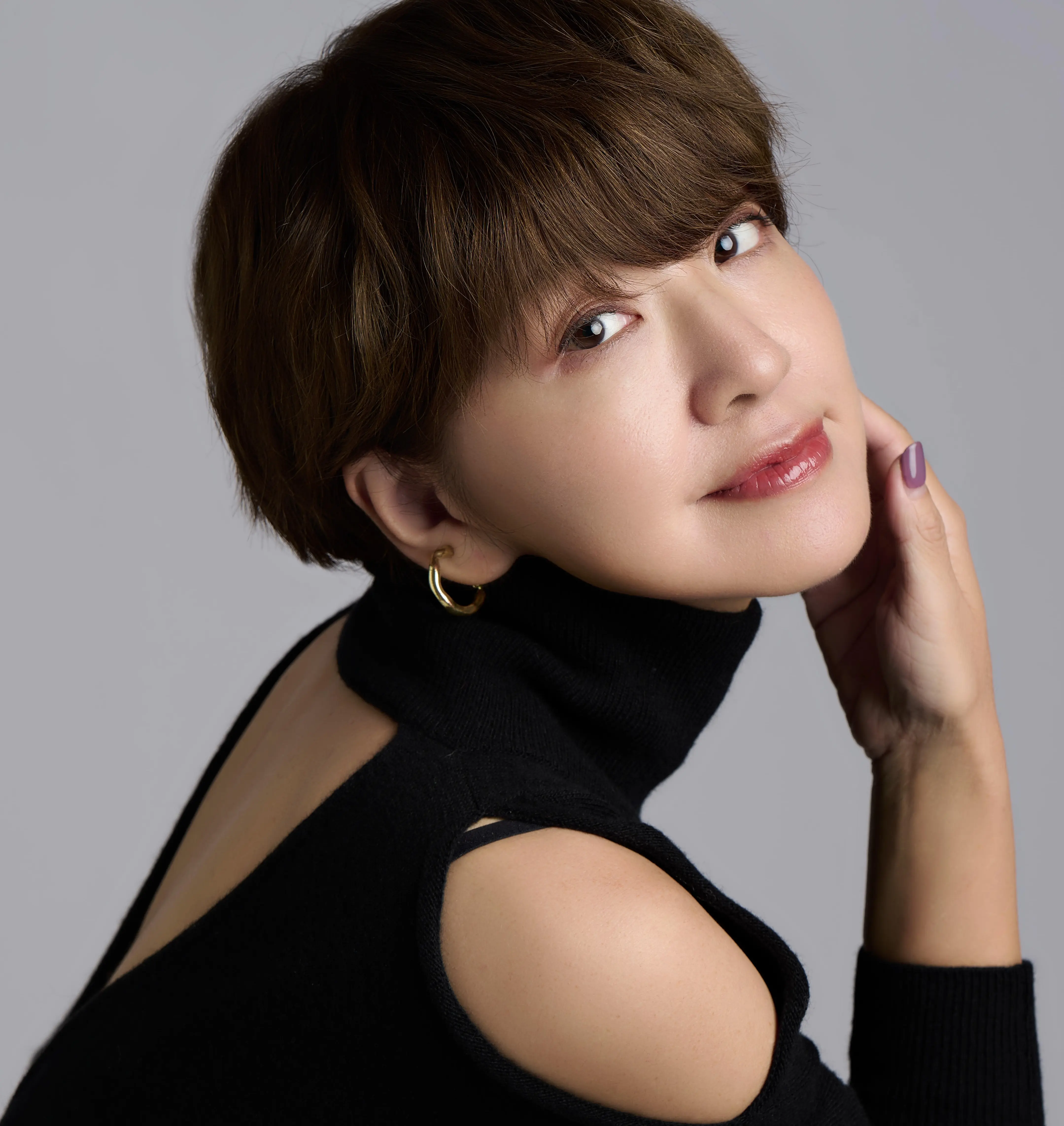 冬のホワイト&amp;ブラックパンツコーデにブラウンのニットコートで華やかさをプラス_1_8