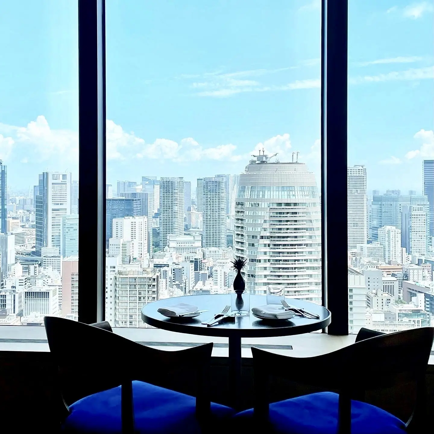 東京エディション虎ノ門のレストラン「ブルーダイニング」の座席からの眺望