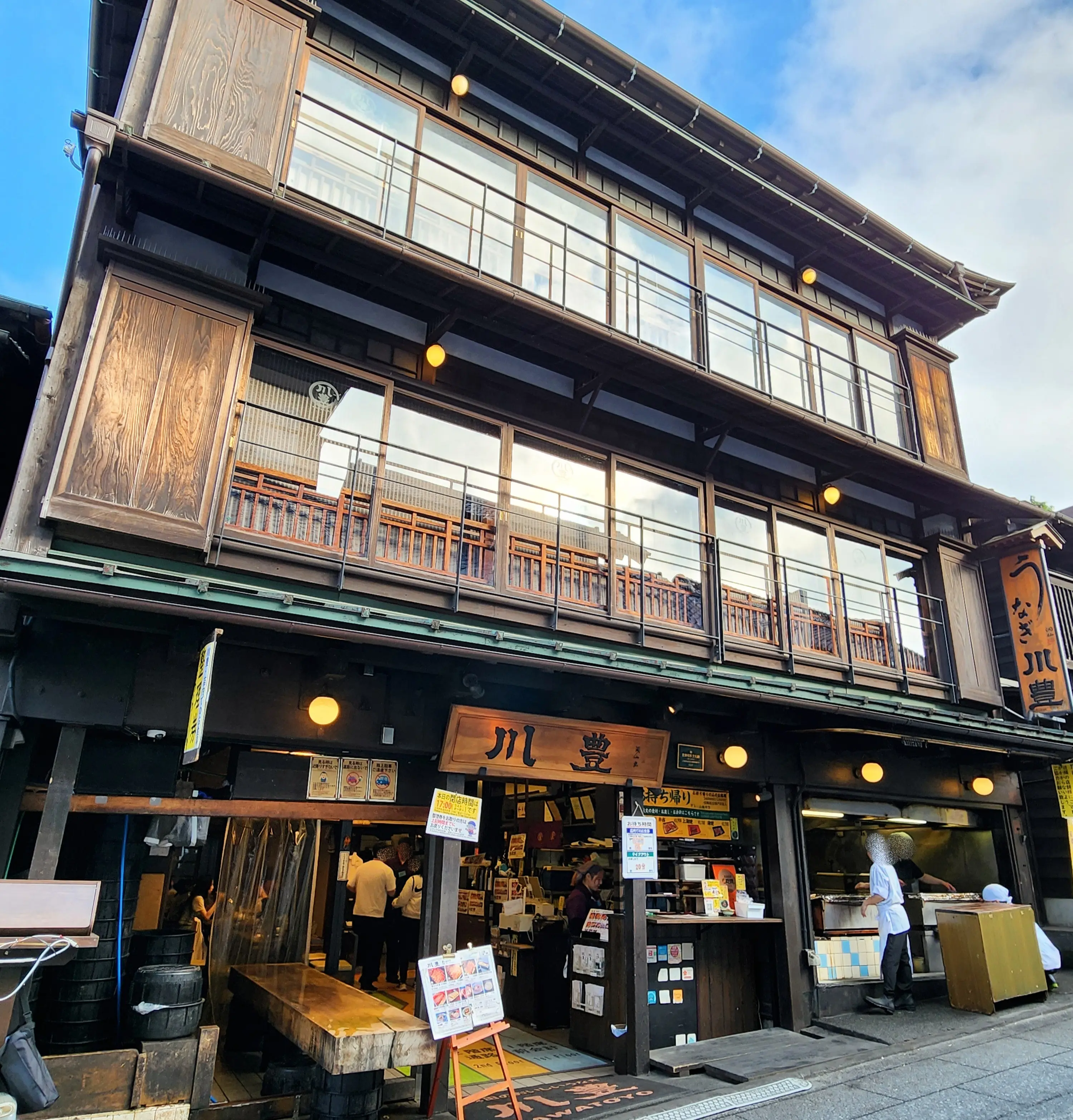 創業110年の川豊さん本店。国登録有形文化財に指定されている建物もいい感じです。