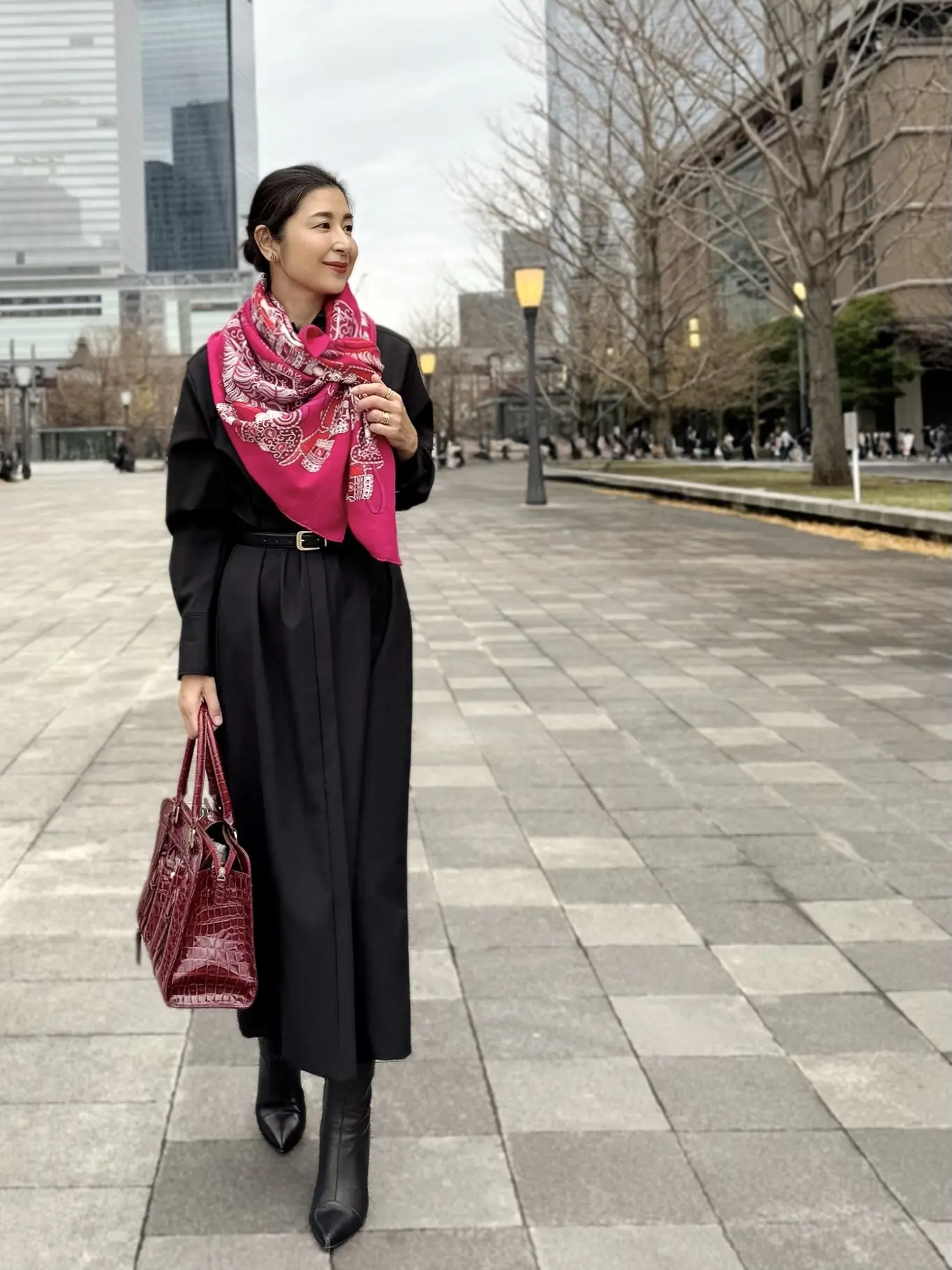 イーバイエクラ　黒ワンピース　着回し　50代ワンピースコーデ　アラフィフワンピースコーデ　エルメスストール　ボルドー色バッグ　黒ショートブーツ