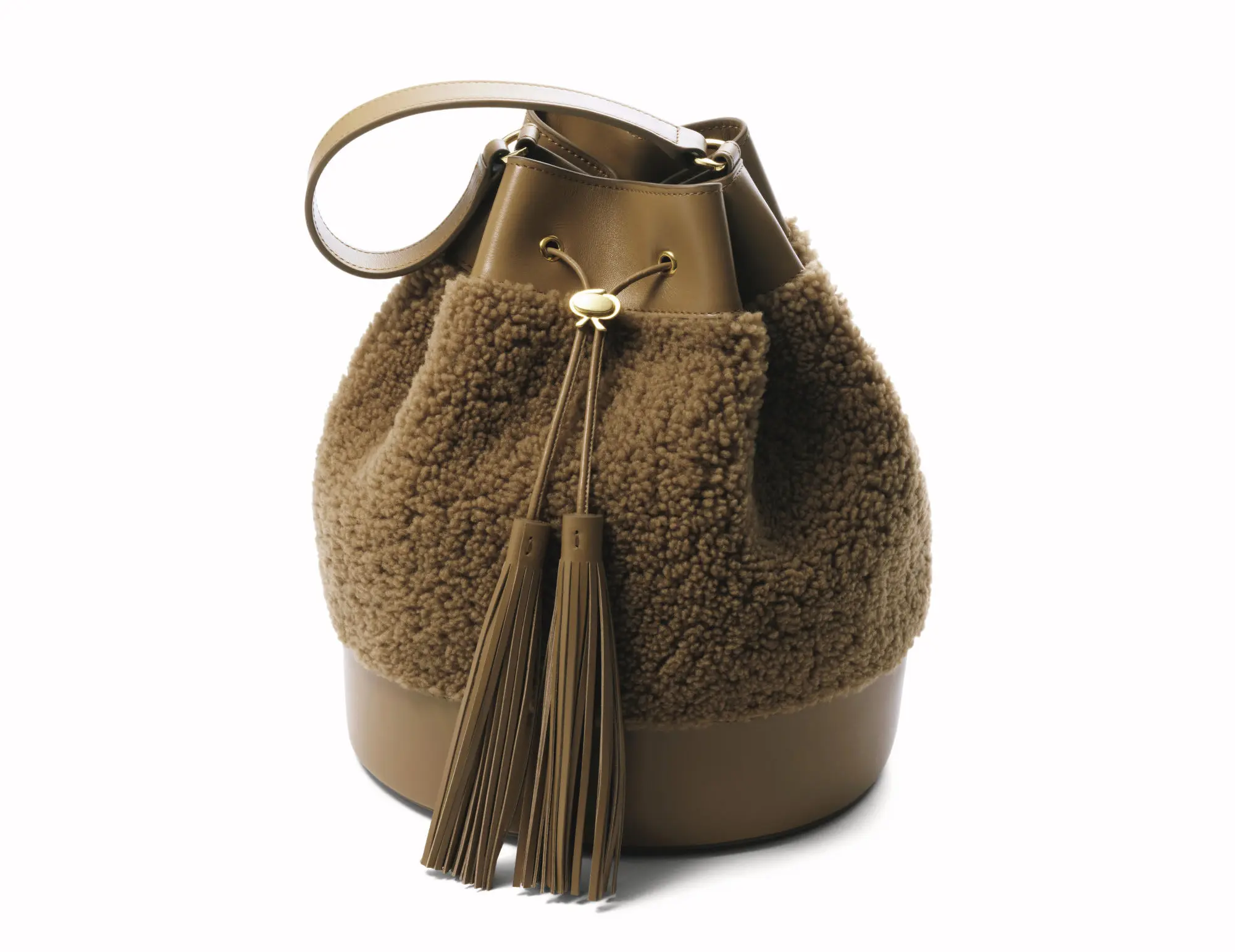 目に触れるたびにっこりキュートなもこもこ素材　ボアの風合いとこっくりしたブラウンが、ウォーミーなかわいげを引き立てる。＂季節限 定＂ の遊びのある小物を持つことは、大人ならではのおしゃれの楽しみ。バッグ［縦25× 横22×マチ18㎝］￥420,200／ジャンヴィト ロッシ ジャパン（ジャンヴィト ロッシ）