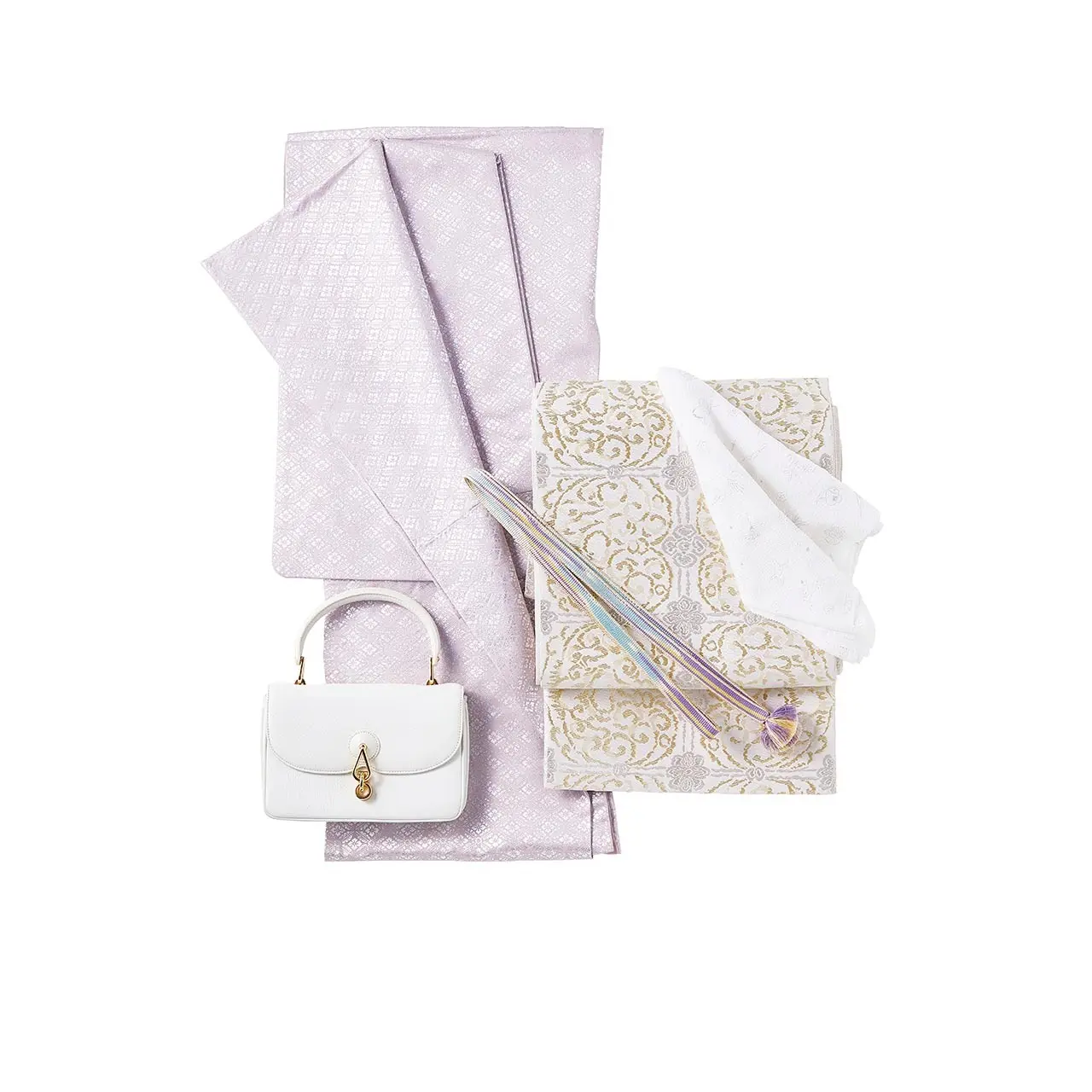 ガラディナーには、光のもとで麗しく輝く 銀箔を全面に施した訪問着を