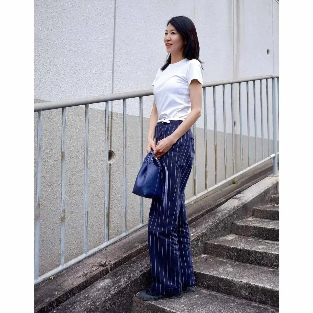 【50代のTシャツコーデ5選】シンプルな白Tから華やかなプリントTシャツまで！ラフになりすぎずに手持ち服との相性も抜群