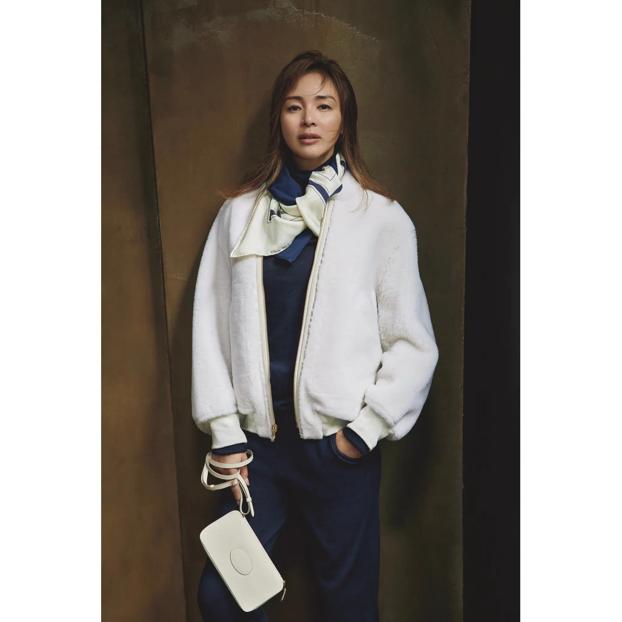 白ファーブルゾンにネイビータートルネックトップスとネイビーパンツを合わせ、首元にネイビー×白のプリントスカーフを巻いたコーディネート　モデル・SHIHO　