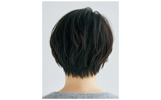 後から見た流し前髪のヘアスタイル