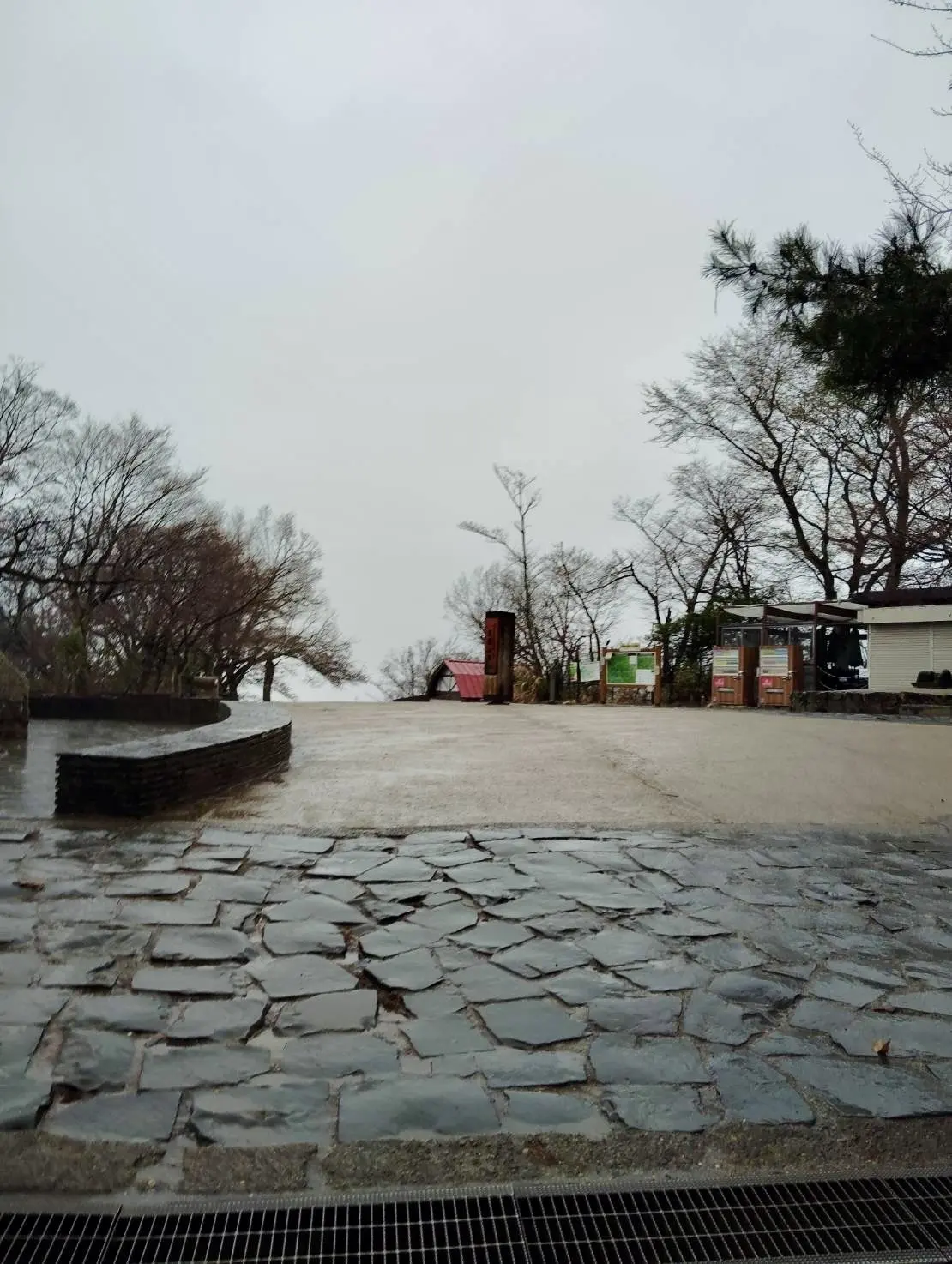 雨の高尾山山頂。