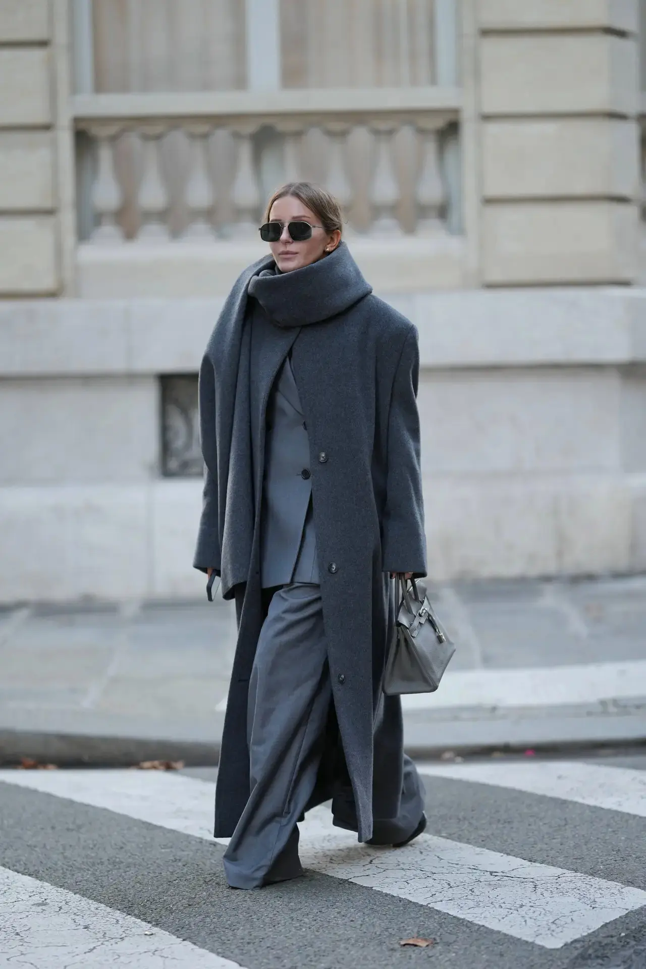 大判マフラーで絵になるワントーンコーデ