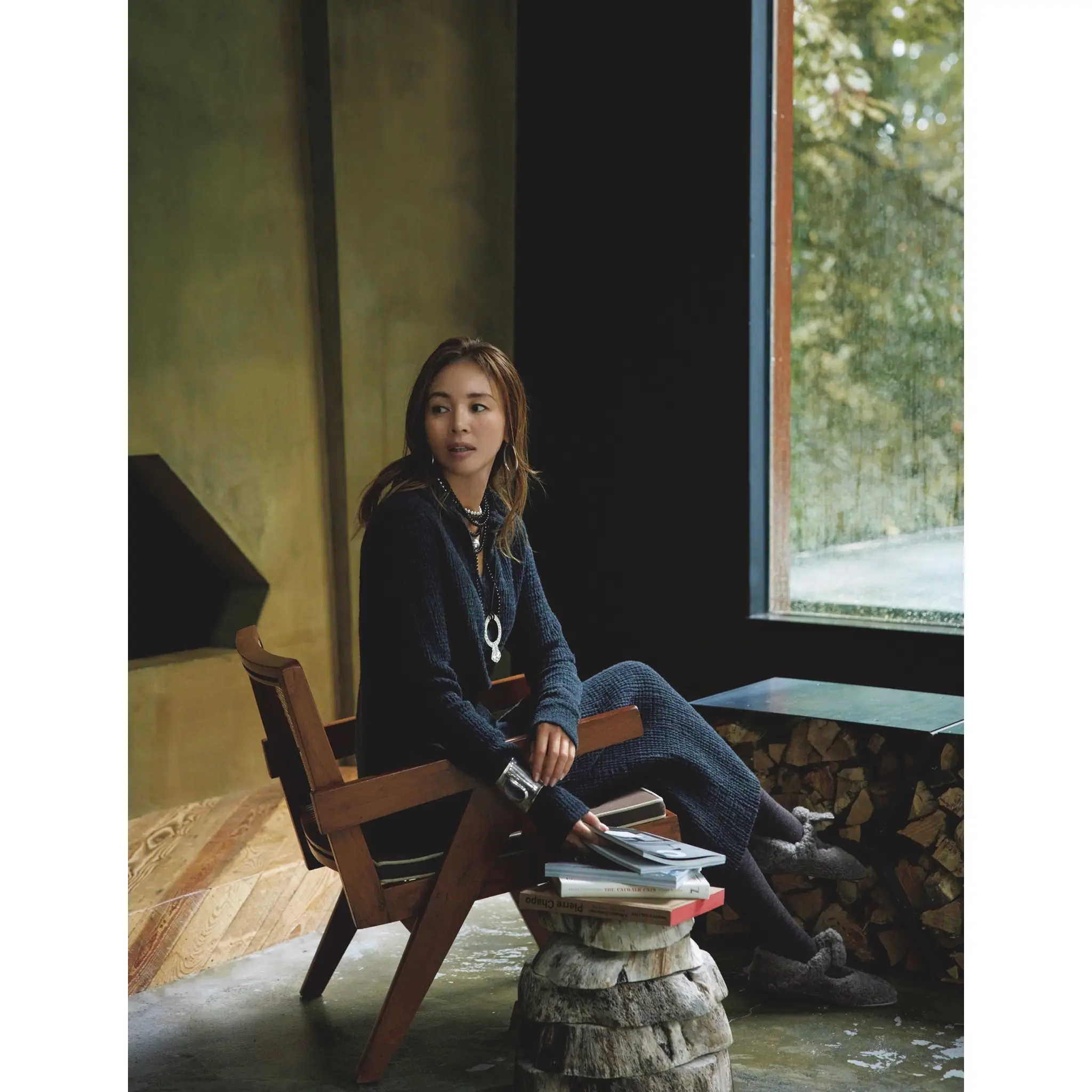 ダークグレーのニットワンピースにグレーのムートンシューズを合わせたコーディネート　モデル・SHIHO