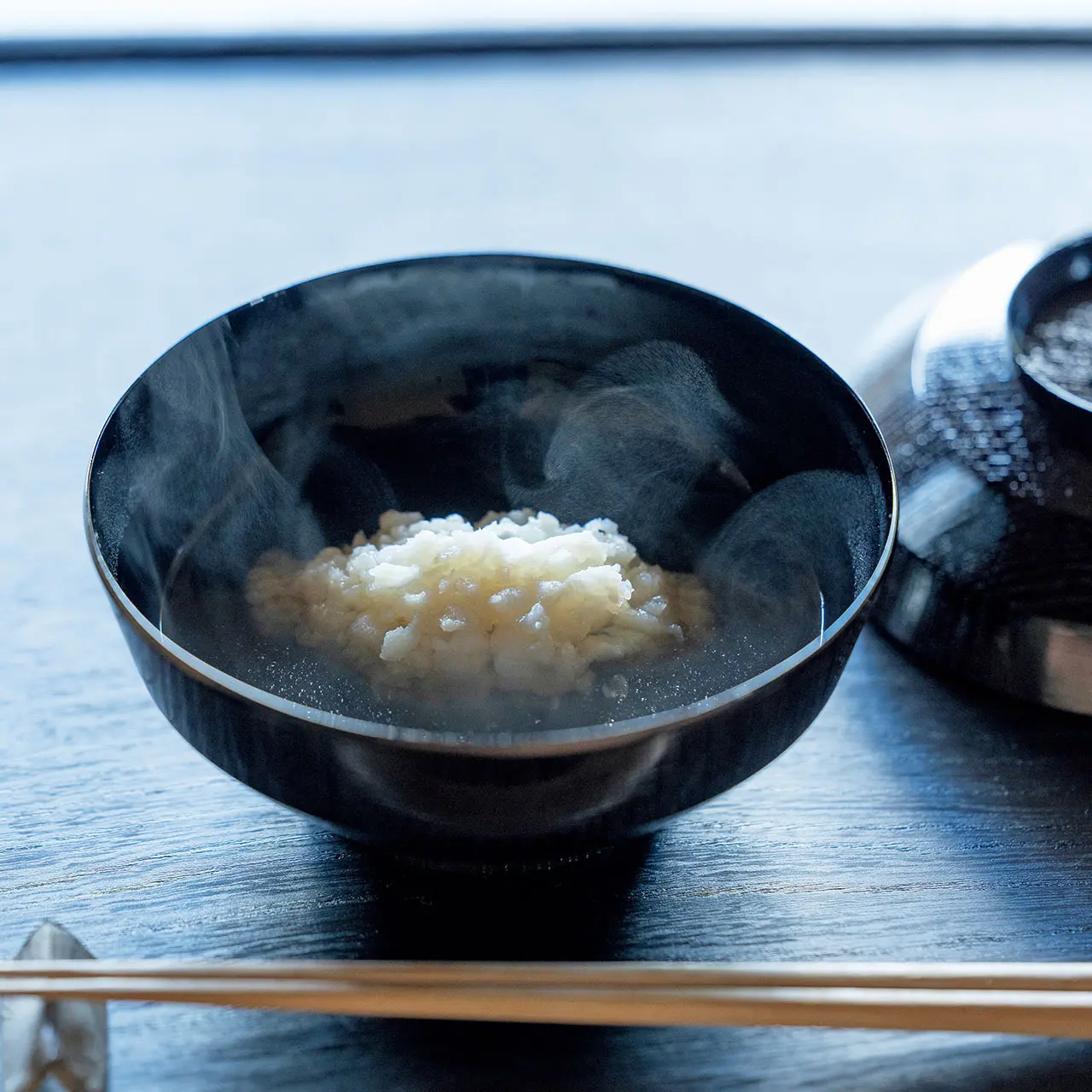 鱧 の骨でとっただしを鱧の魚醤で調 味し、庭のみかんの香りを移した 「鱧のお椀」　