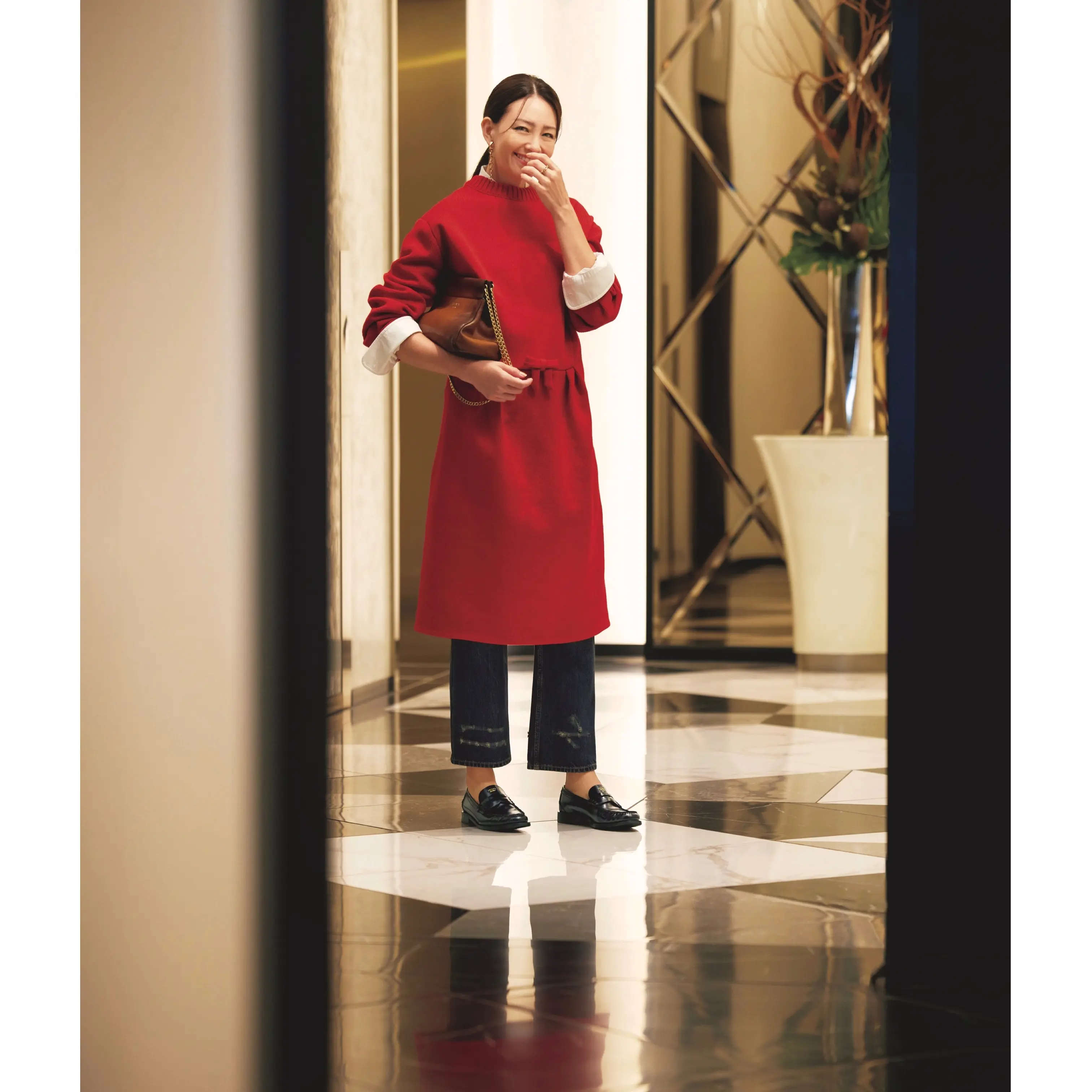 赤ニットワンピの中に白シャツと黒パンツをレイヤードしたコーディネート　モデル・RINA