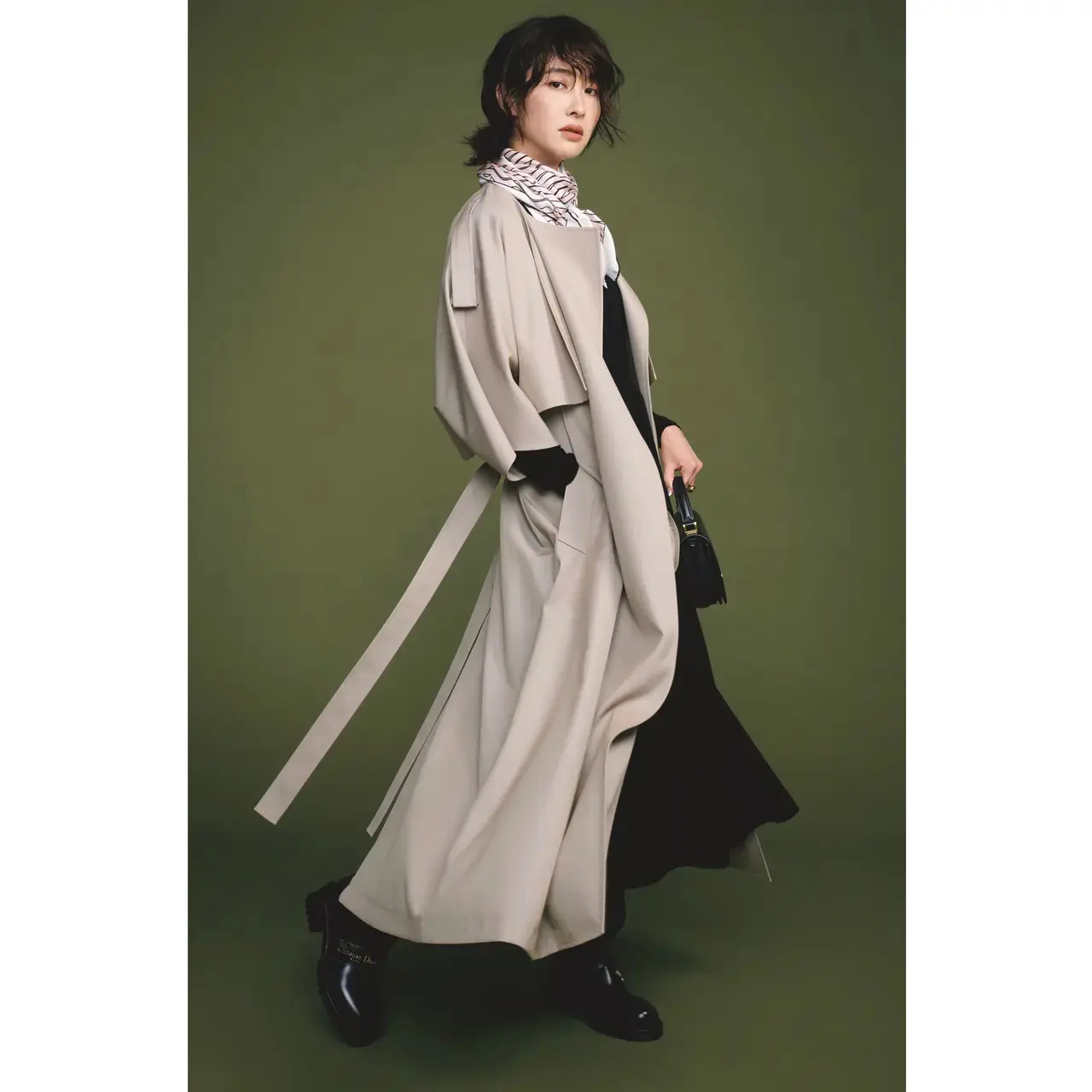 定番トレンチコートの着こなしを淡いピンクのスカーフでリフレッシュ!気温13℃