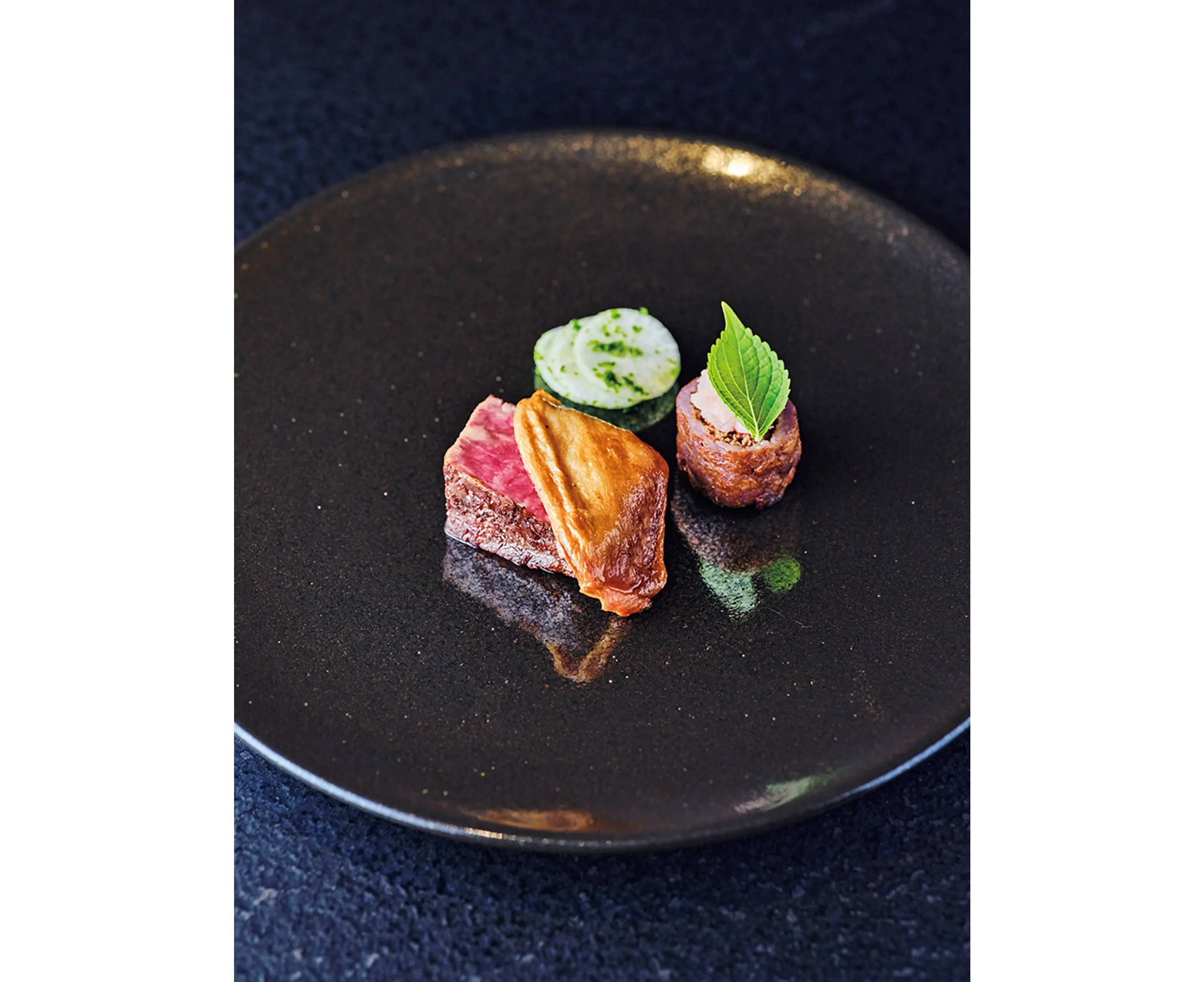 牛のステーキには、料理長の地元・滋賀特産の丁子麩にソースをたっぷり含ませて。さらに鮒ずしと合わせた牛のミンチを