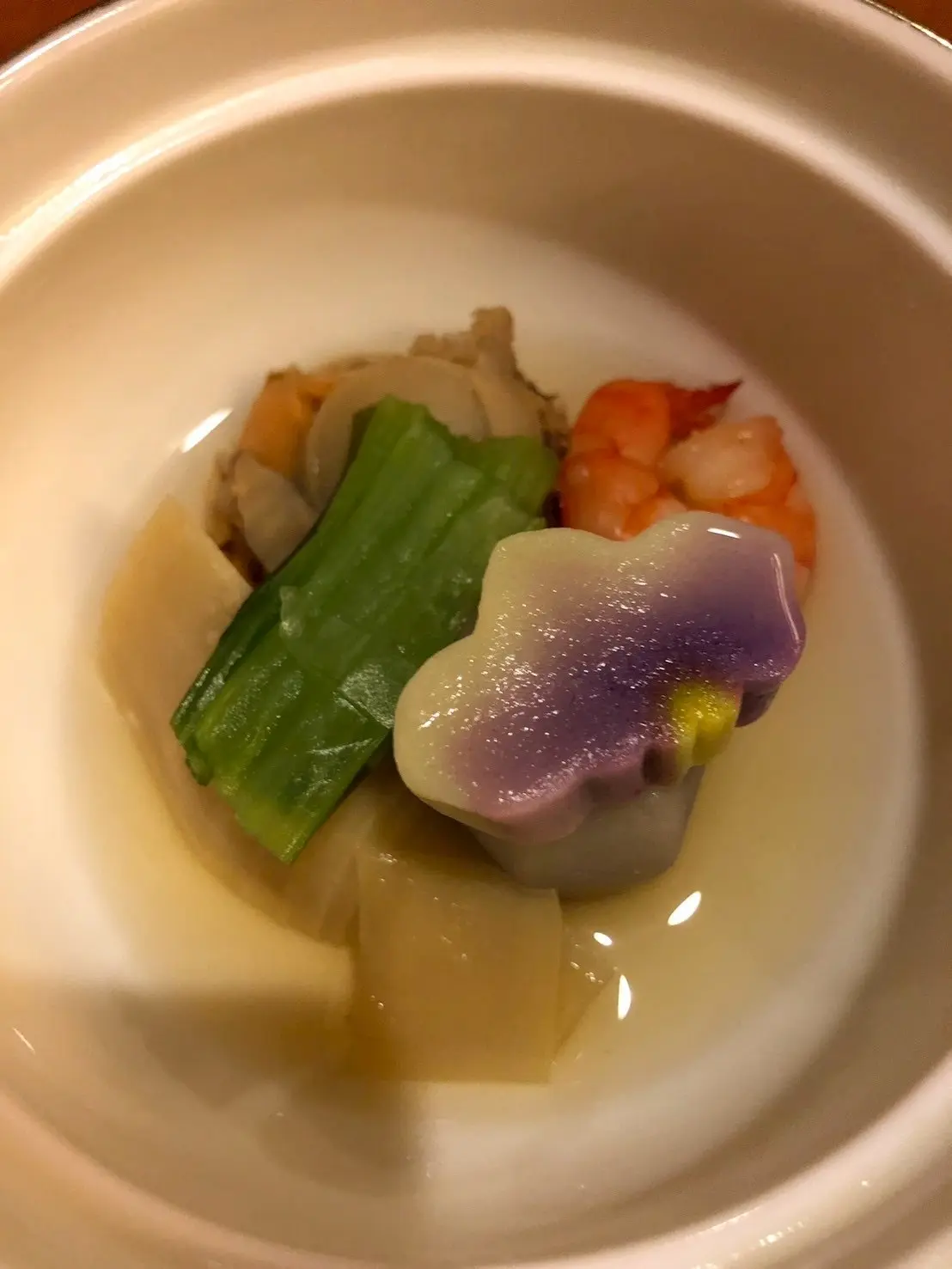 海老やホタテなどの海鮮と生麩や子芋などの煮物