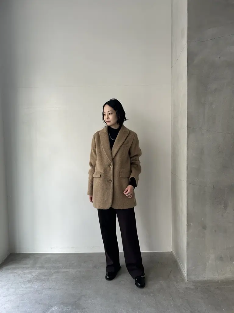 エクラプレミアム・エディターMK、イーバイエクラ「軽量コートジャケット」を着用