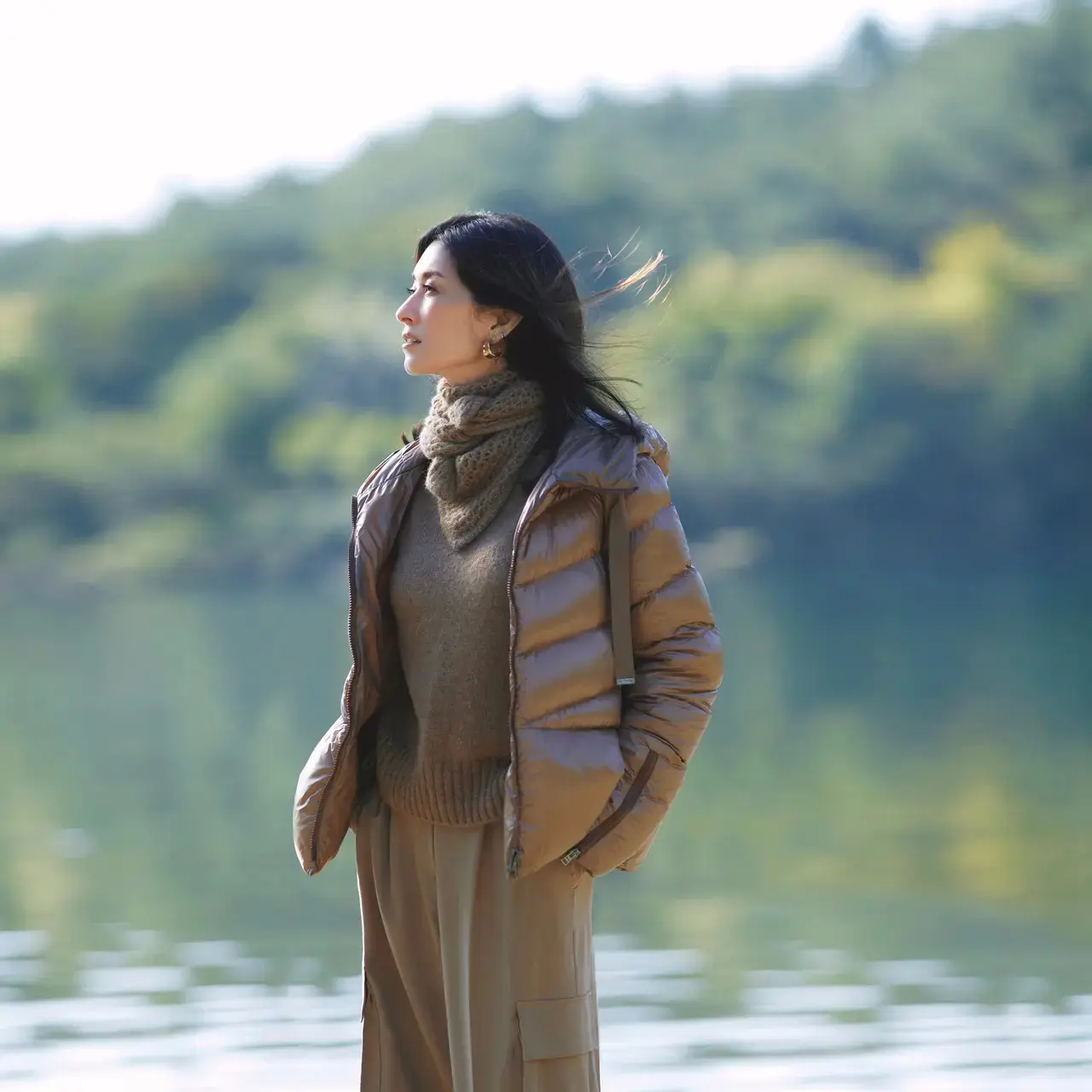 優美なベージュのワントーンでアクティブなダウンをスマートに着こなす。気温9℃