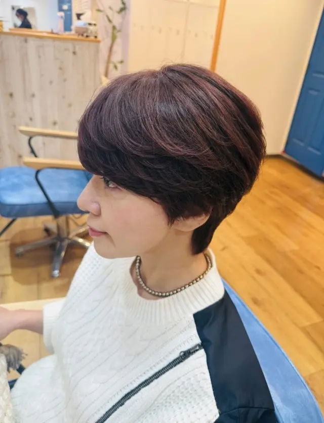 冬のショートヘアをレッドに　抜け感のある大人マッシュショート_1_2
