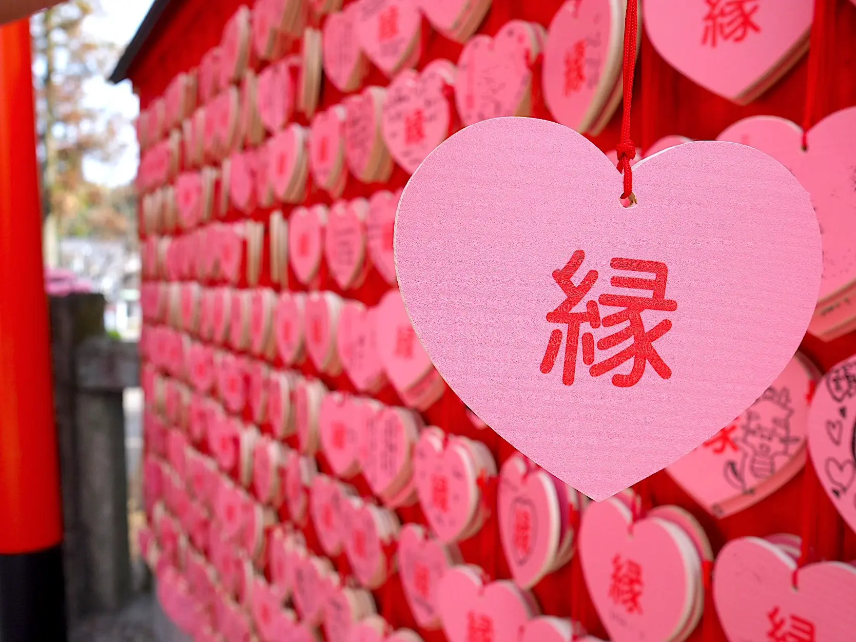 「三光稲荷神社」恋愛成就、夫婦円満にご利益があるそうでハートの縁という絵馬がとても印象的。