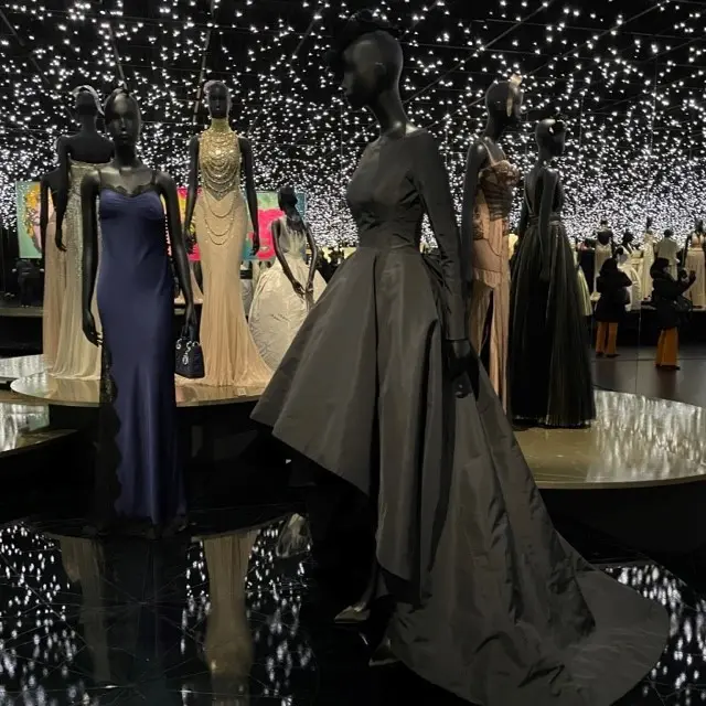 「クリスチャン・ディオール、夢のクチュリエ」展 女性スターたちが着用したドレスの展示
