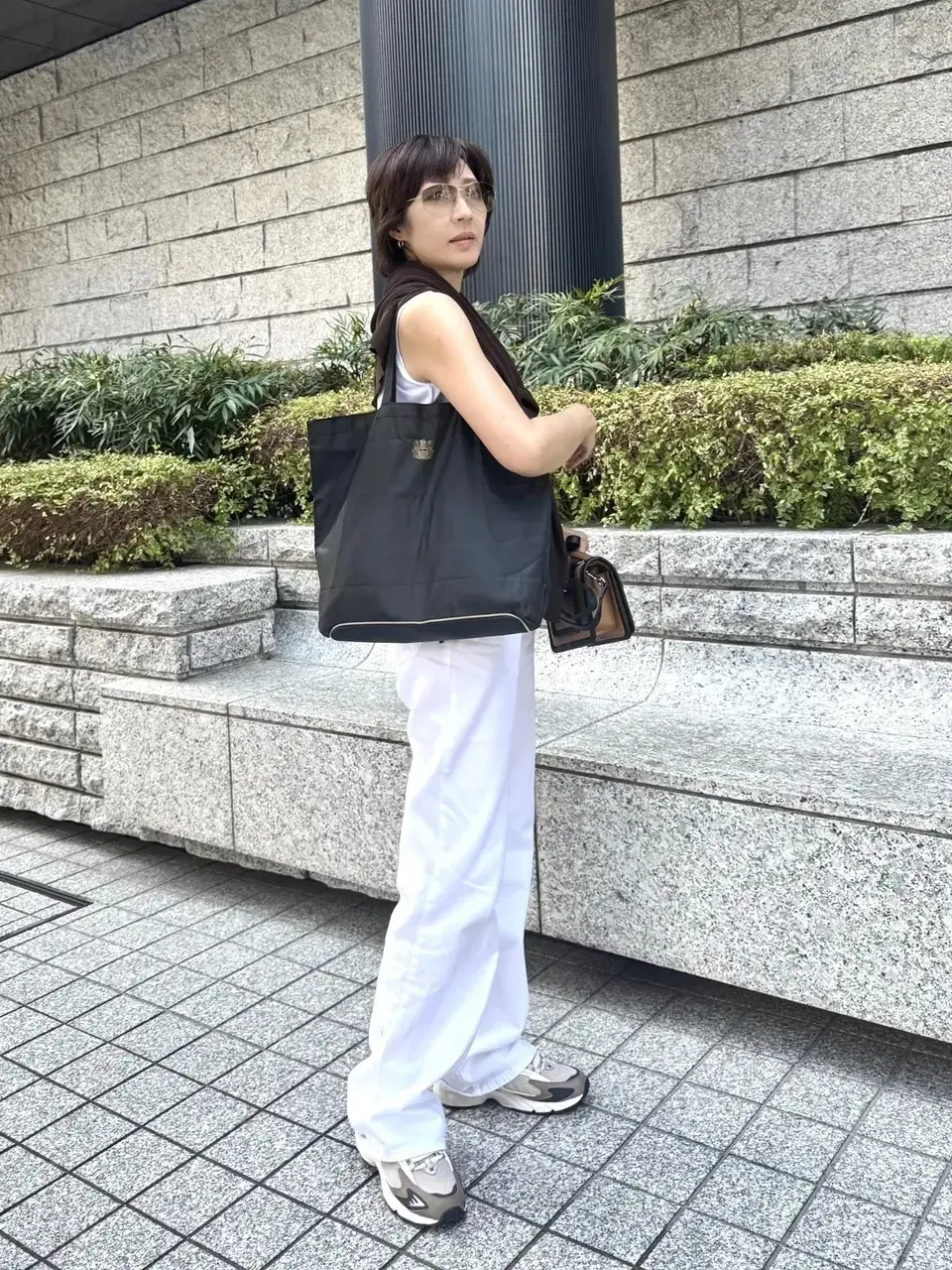 【50代のスニーカーコーデ15選】街歩きも旅行も歩きやすい！秋のおしゃれに選びたい一足_1_3