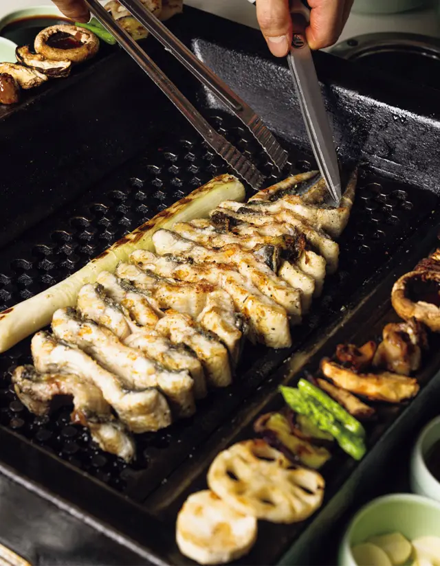 干潟でとれた生きたうなぎを、厨房でさばいてからすぐに炭火で焼く「カンファケッポルチャンオ」1人前W85,000