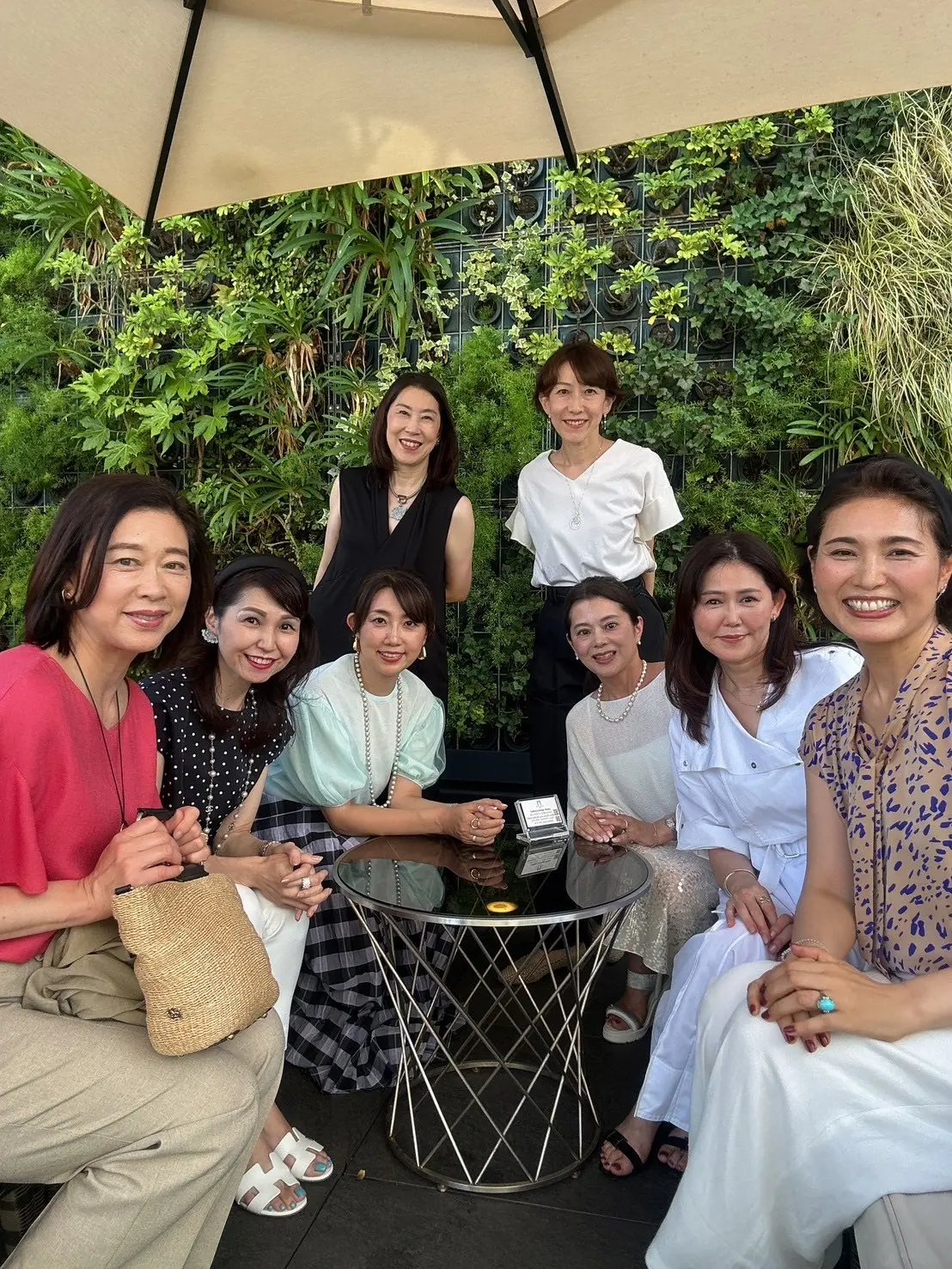 ホテルテラスでのJマダム集合写真｜大人の夏スタイルを披露