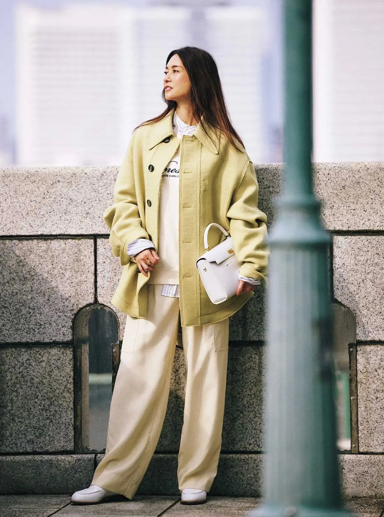 大人のカジュアルを洗練させるシャツとアウターの中間地点