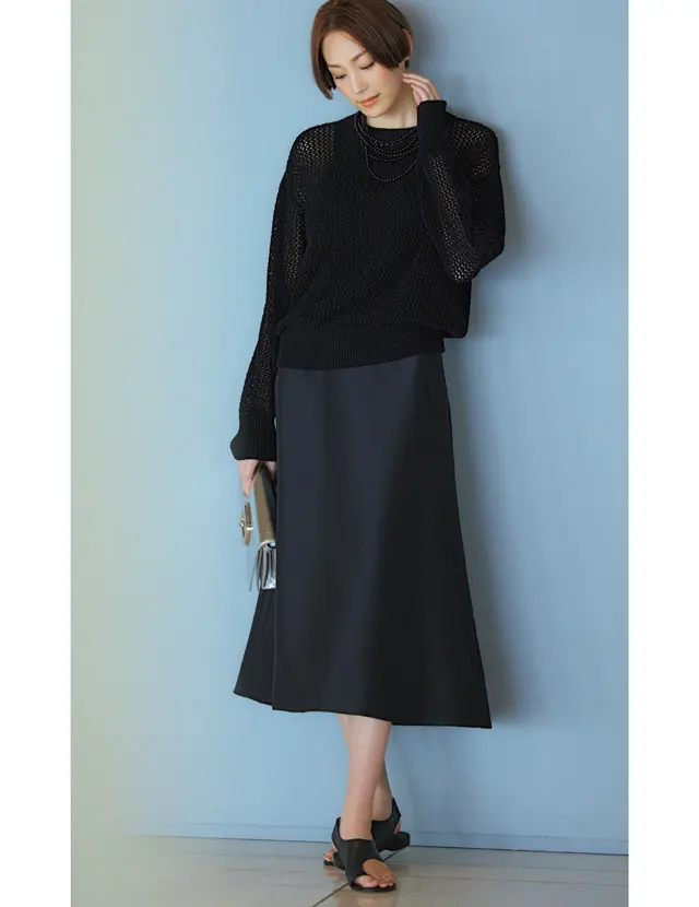 【やや辛口な黒スカートコーデ】シンプル美をつくる、Aラインシルエットスカートで上品に