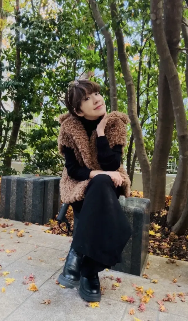 冬のホワイト&amp;ブラックパンツコーデにブラウンのニットコートで華やかさをプラス_1_2