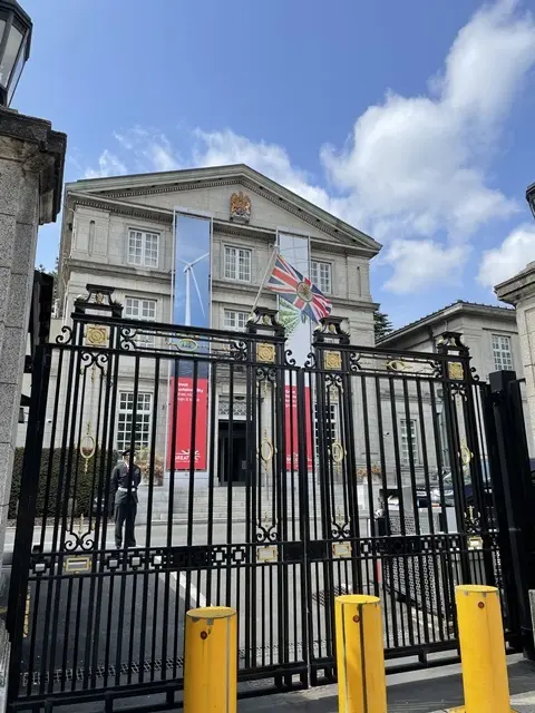 英国大使館正面の門