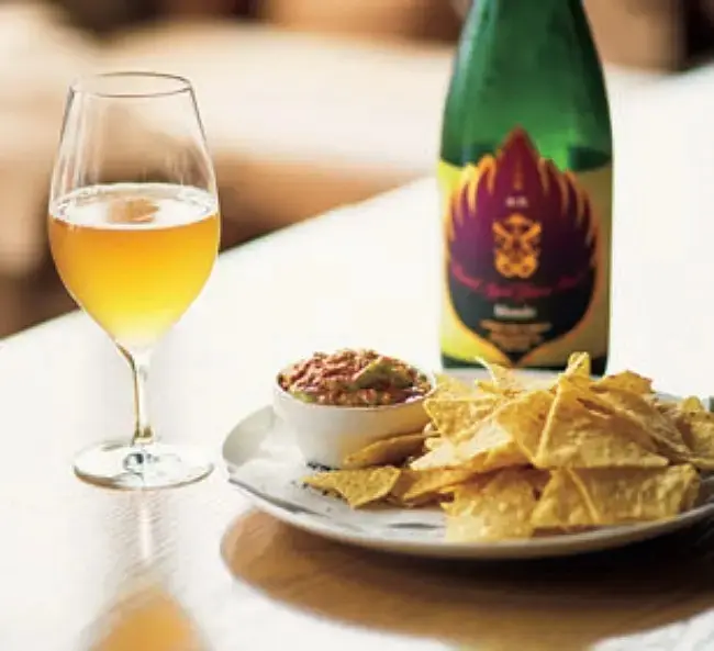 長野県「志賀高原ビール」は全国でも屈指の品ぞろえ。木樽熟成タイプは、ワインのような酸味がある。グラス￥990・サルサ＆チップス￥850