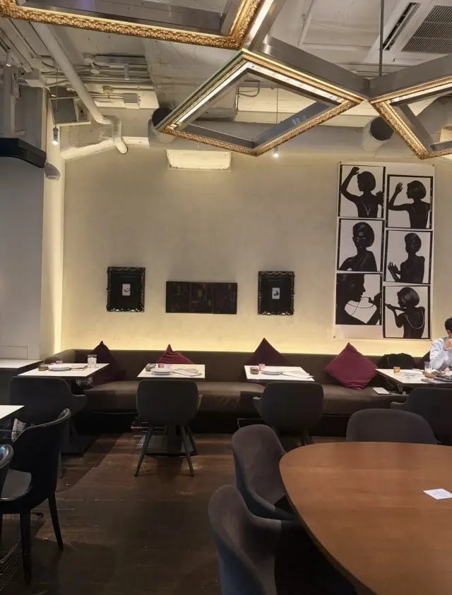 秋寒は無印良品の赤のトップスで温もりをチャージして、夜の丸の内へ_1_7